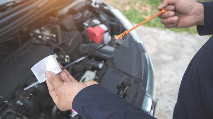 Сколько масла заливать в двигатель автомобиля: до середины или максимум