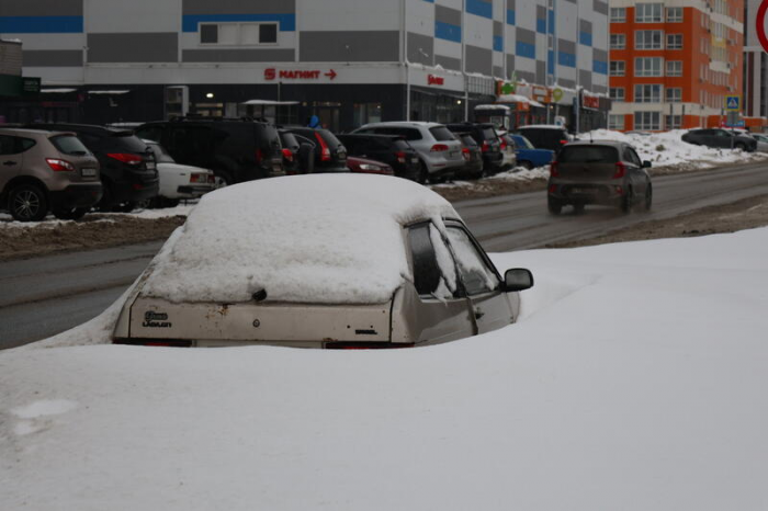 Снежное забвение. Фото барнаульских автомобилей, ставших частью зимнего пейзажа