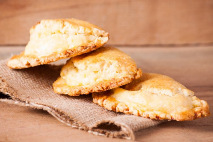 Иногда так хочется чего-то домашнего, как у бабушки или хотя бы как в школьной столовой – и вот тут сочники подходят просто идеально