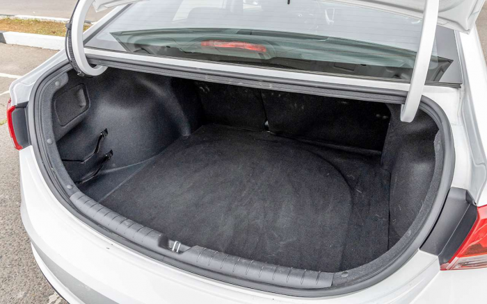 Лада Искра против конкурентов — большой тест недорогих седанов