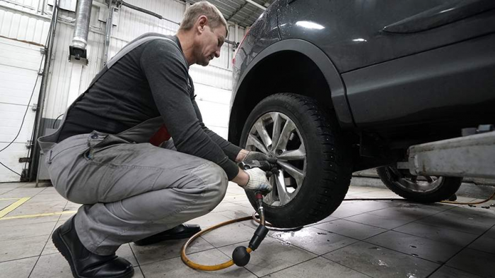 Автоэксперт дал советы по выбору шин и подготовке автомобиля к зиме