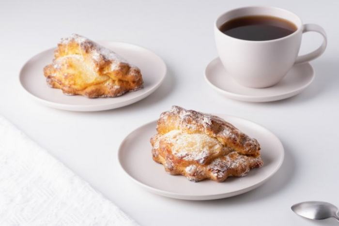 Иногда так хочется чего-то домашнего, как у бабушки или хотя бы как в школьной столовой – и вот тут сочники подходят просто идеально