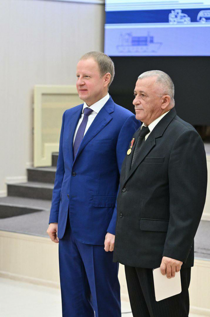 Томенко вручил награды лучшим работникам дорожной и транспортной отрасли Алтайского края