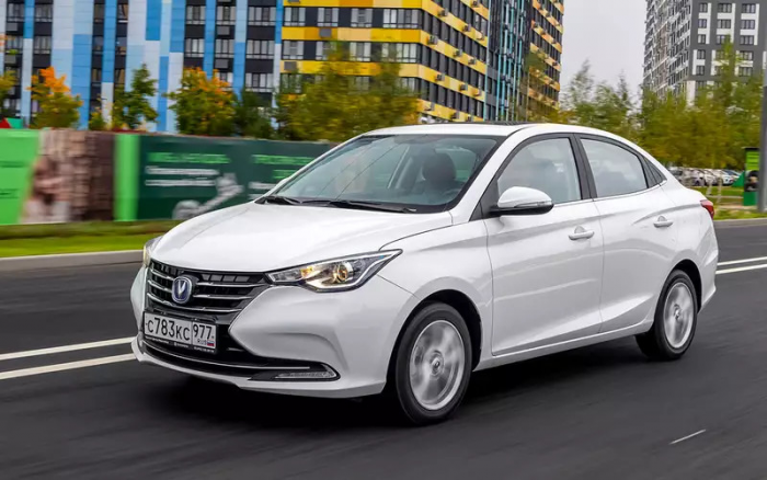 «Кореец» или «китаец»: какой из недорогих седанов надежнее и дешевле в эксплуатации