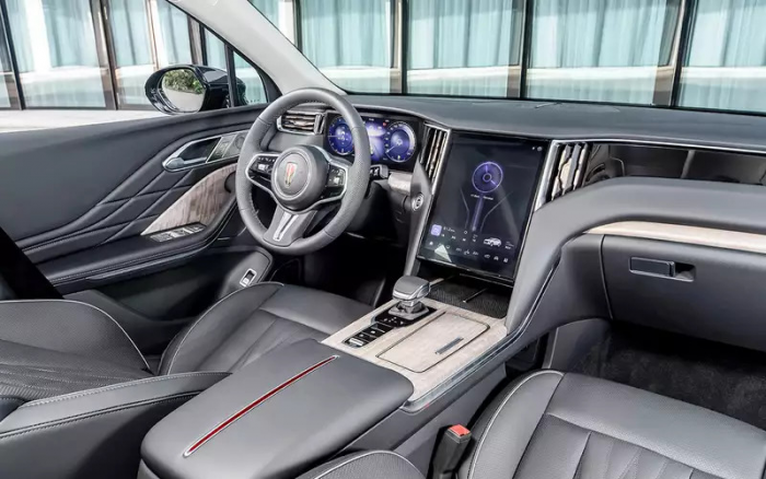 Полный привод, 7 мест, автомат как у Лексуса: чем удивил недорогой, но комфортный премиум