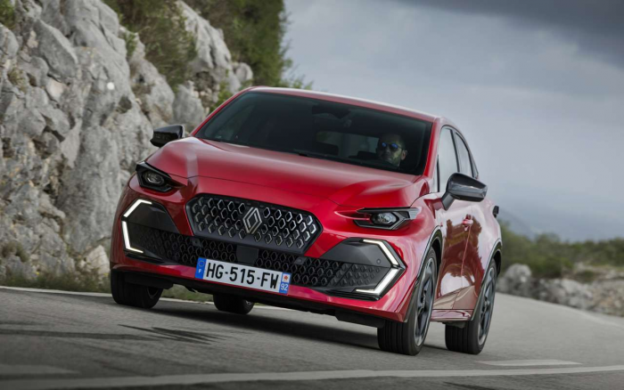 Популярный французский хэтчбек стал гибридом, сохранив умеренную цену