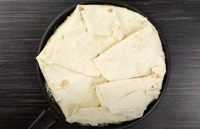 Гости на пороге, а пирога нет. Превращаем за секунды лаваш в полноценную выпечку с мясом