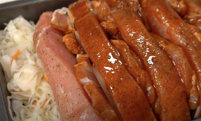 Добавляем запеченному мясу сок. Используем сало, чтобы оно пропитало куски