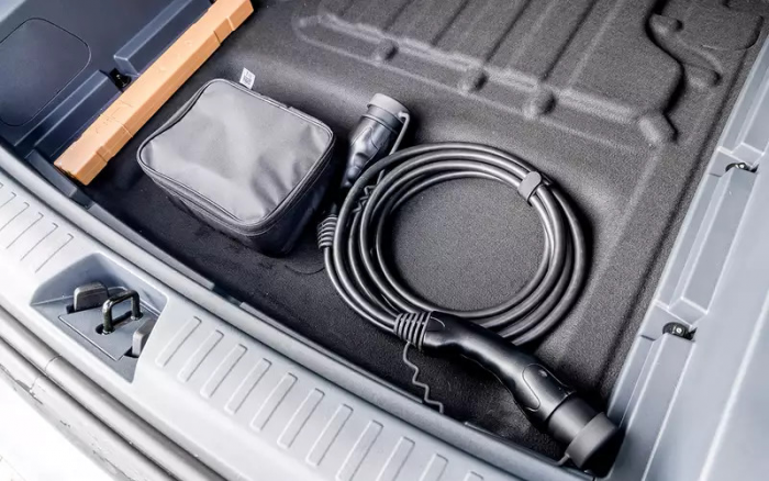 Передний привод, атмосферник и электромотор: испытали новый Geely