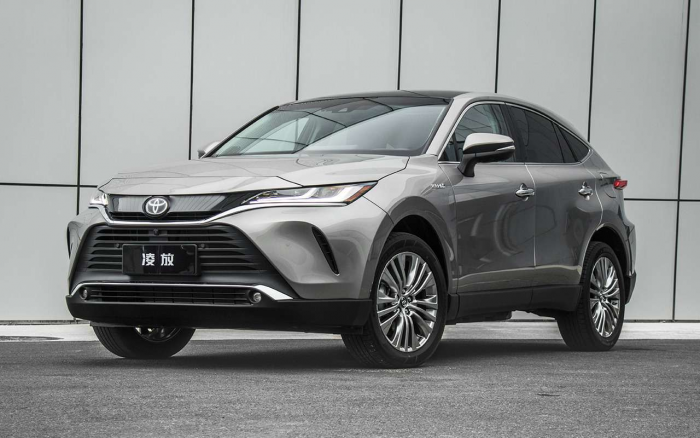В России появился новый надежный и богато оснащенный кроссовер Toyota по вменяемой цене
