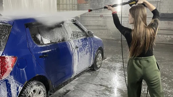 Как правильно начинать мыть машину на мойке самообслуживания: водой или пеной