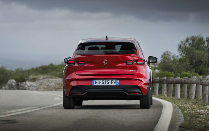 Популярный французский хэтчбек стал гибридом, сохранив умеренную цену