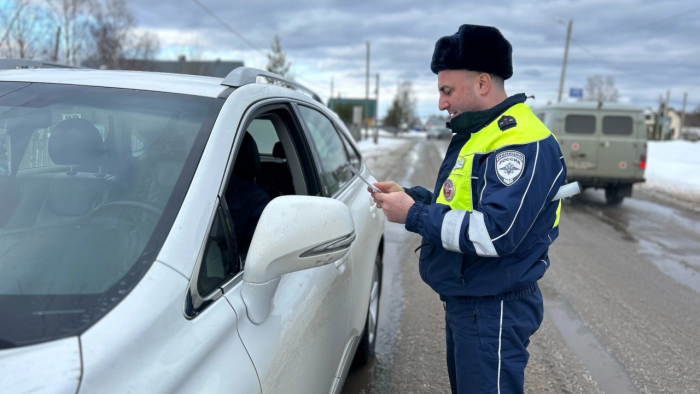 Почему инспекторы стали штрафовать водителей с отметкой АТ в правах на 15000 рублей