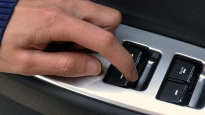 Зачем нужна засекреченная опция, которая запускается нажатием сразу двух кнопок стеклоподъёмников