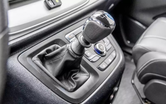 Дизель, механика, задний привод — добротный фургон подешевел на 300 тысяч