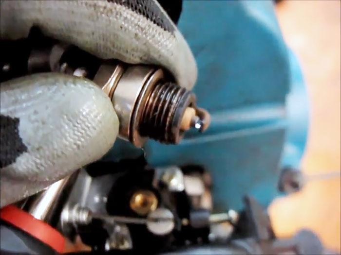 Если бензокоса не заводится, то стоит поискать проблему в простых вещах