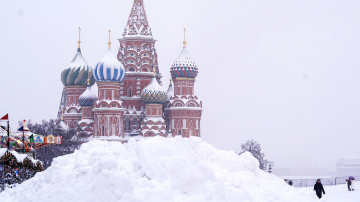 Сугробы вдвое выше нормы: аномальный снегопад парализовал Москву