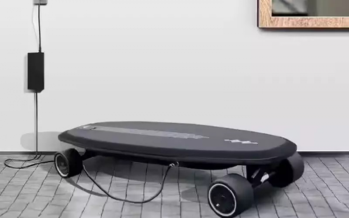 Популярный автобренд выпустил интересный электроскейтборд с рулем