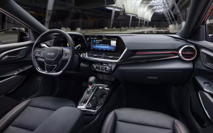 Новый недорогой кроссовер с просторным салоном и АКП снова продается в РФ