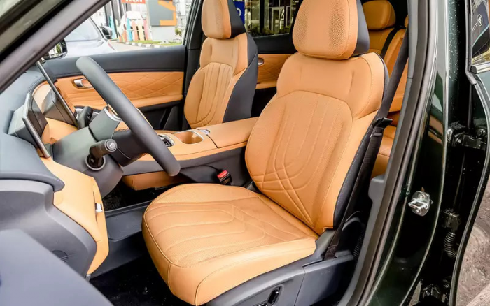 Передний привод, атмосферник и электромотор: испытали новый Geely