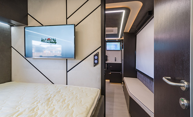 Осмотр квартиры на базе Камаза. Внутри есть даже хамам и кинотеатр