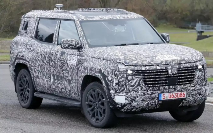 Абсолютно новый Pajero замечен на тестах: он сохранил свои внедорожные данные