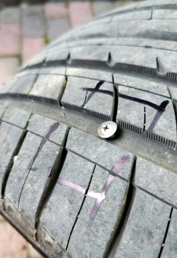 Откуда на дорогах берутся саморезы, из-за которых прокалываются шины