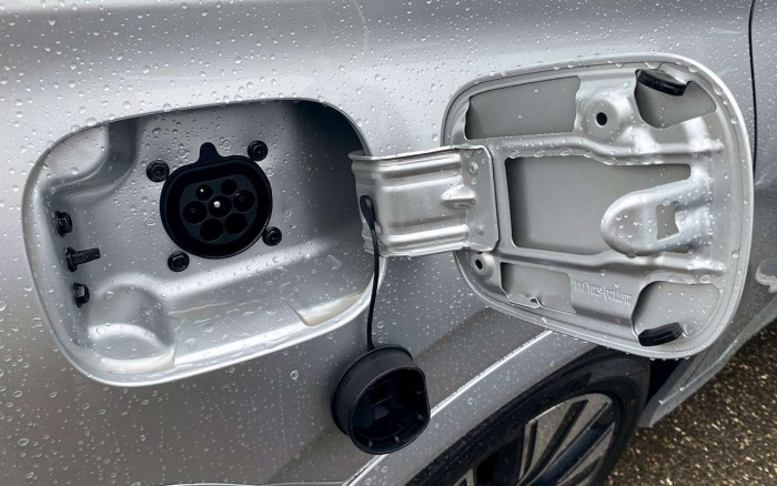 Самый дешевый гибридный кроссовер в РФ: как он едет? Каков расход?