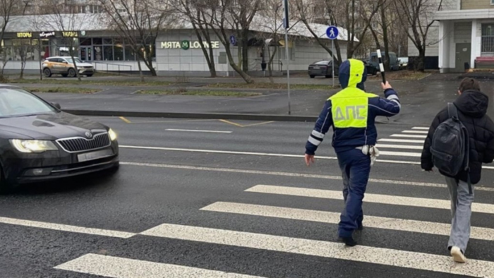 Должен ли водитель ждать, пока пешеход перейдет дорогу, или сразу можно ехать