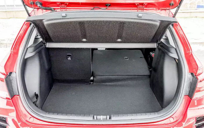 Выбираем недорогой универсальный автомобиль: сравнили две Лады и Солярис