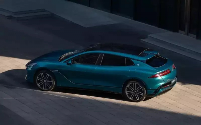 Звероподобный спорткар в формате универсала: новинка от известного бренда