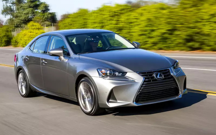 Кузов не ржавеет, живучая ходовая — надежные и престижные седаны от 1,5 млн рублей