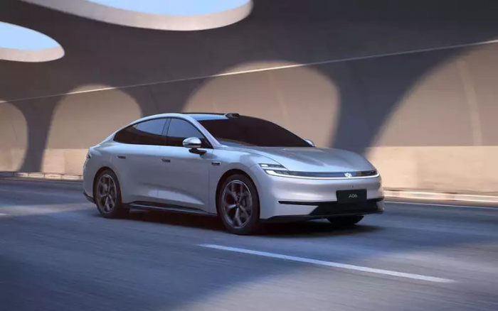 Новейший современный седан неожиданно появился в автосалонах РФ: сколько стоит?