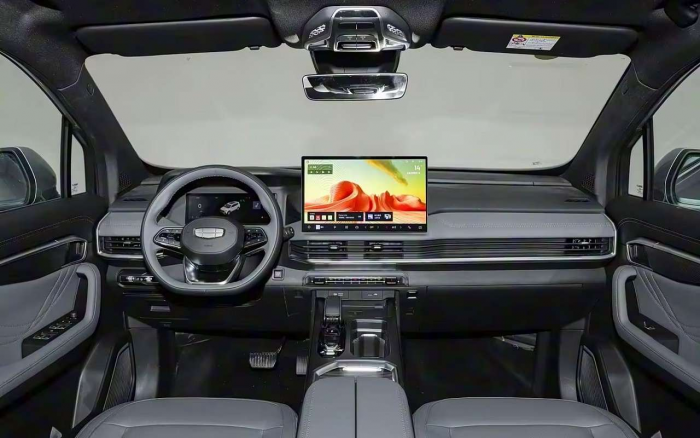 Geely выпустила обновленный кроссовер с 3 вариантами салона и ценой меньше миллиона