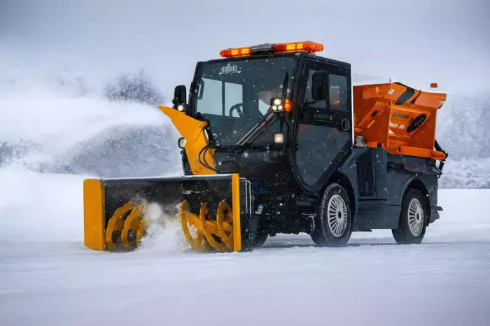 Швейцарский нож на колесах — одна машина взамен бригады дворников и парка техники