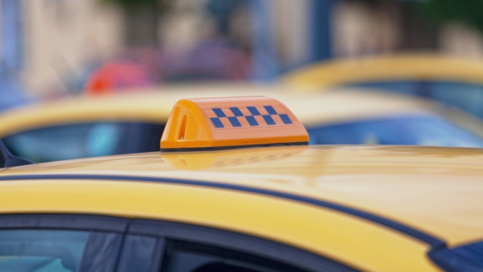 Самозанятым таксистам разрешили работать на нелокализованных авто и не по месту постоянной регистрации