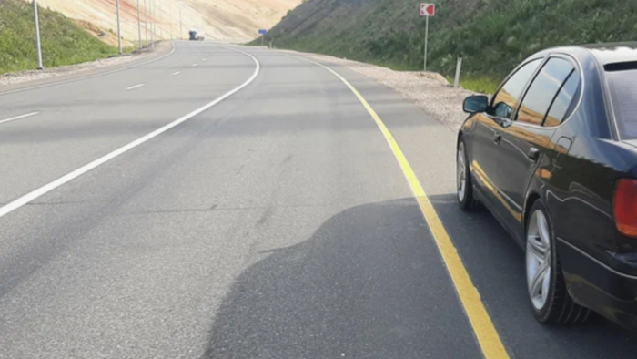 Что означает жёлтая сплошная линия справа от дороги и грозит ли штраф за её пересечение