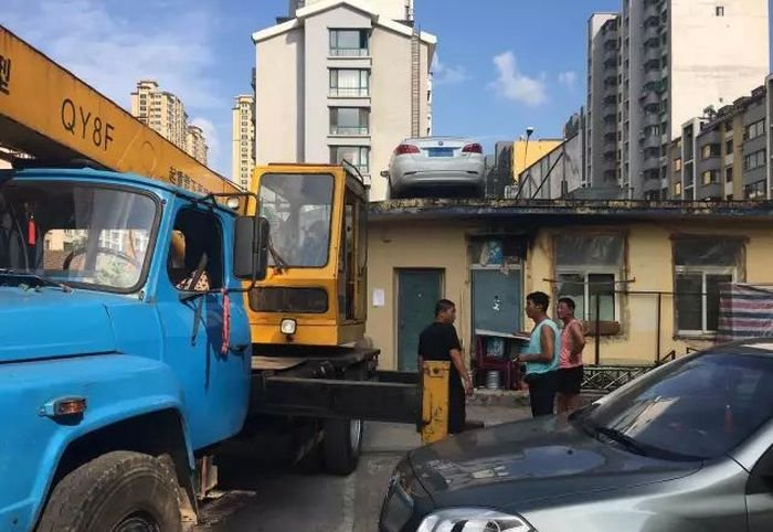 Жильцы дома проучили автоледи за наглую парковку