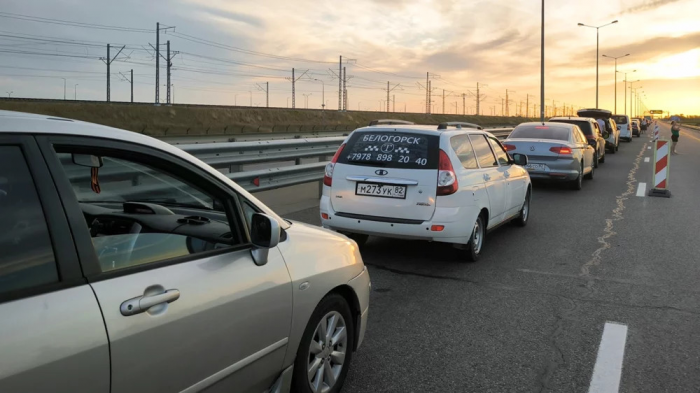 У Крымского моста скопилась очередь из более 3 тыс. автомобилей