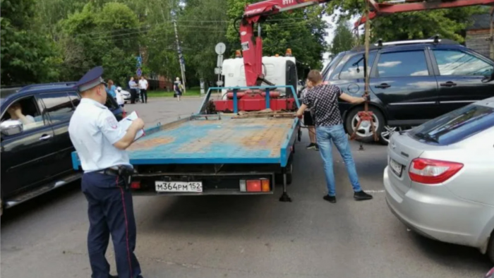Почему опытные водители никогда не складывают зеркала на парковке и выворачивают колеса