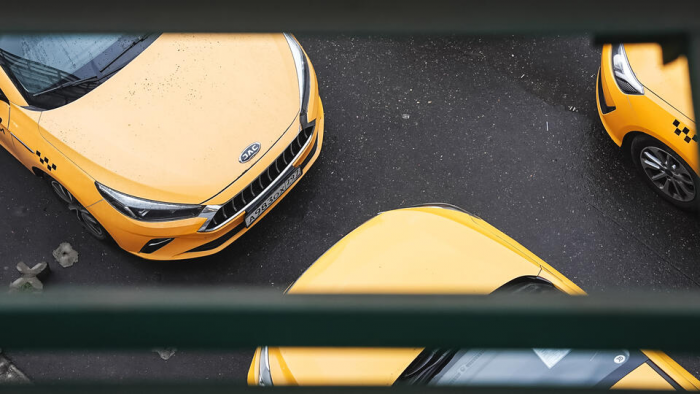 Замозанятых таксистов захотели освободить от ежедневных медосмотров