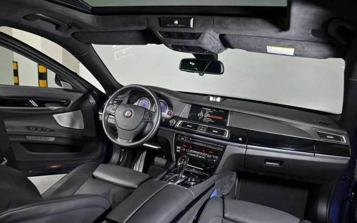 Редчайший седан продают в России: вдвое дороже новой «семерки» BMW