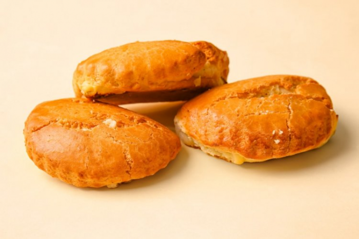 Иногда так хочется чего-то домашнего, как у бабушки или хотя бы как в школьной столовой – и вот тут сочники подходят просто идеально