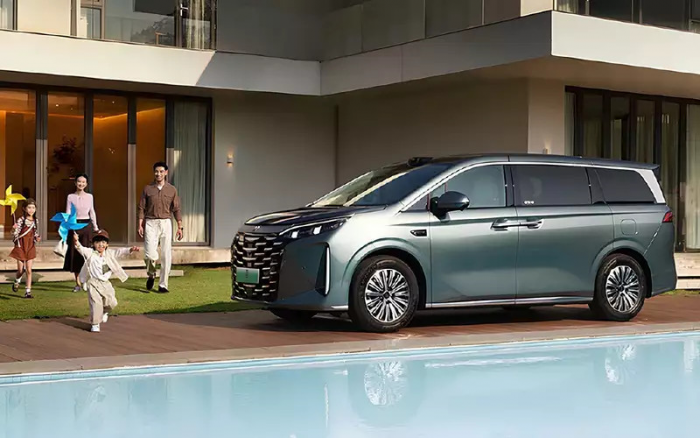 Популярный бренд представил комфортный и просторный семейный минивэн