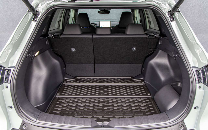 В кроссовере Corolla Cross салон стал тише, дизайн ярче, а «гибридных сил» больше