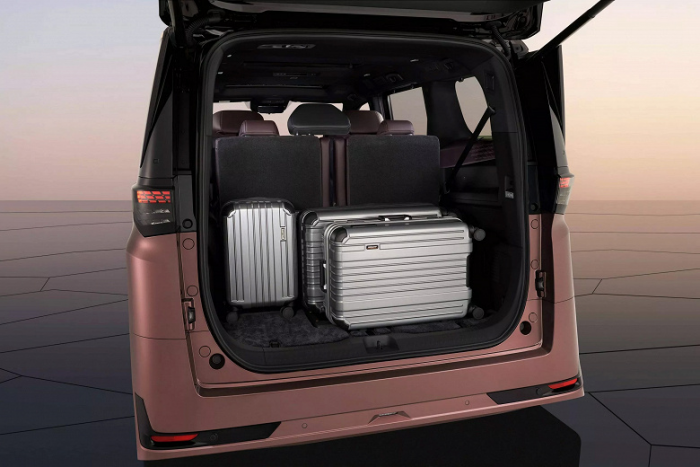 Самый главный конкурент Toyota Alphard. Представлен совершенно новый Nissan Elgrand — футуристичный гибридный минивэн с полным приводом и автопилотом ProPILOT 2.0