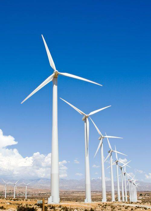 Почему лопасти ветрогенераторов вращаются так медленно