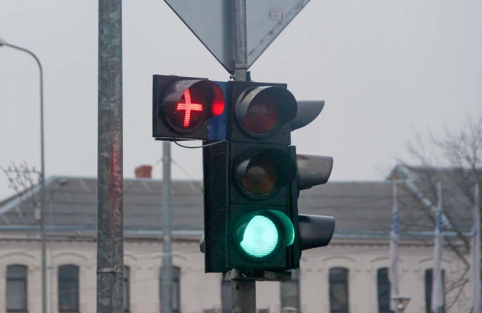 Зачем нужны новые светофоры с красным крестом и что они означают