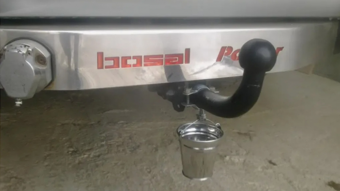 Зачем водители стали вешать ведёрко на фаркоп