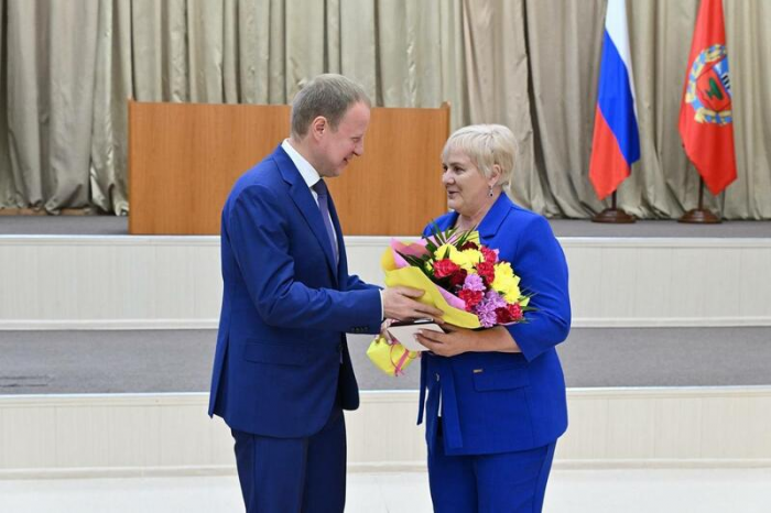 Томенко вручил награды лучшим работникам дорожной и транспортной отрасли Алтайского края